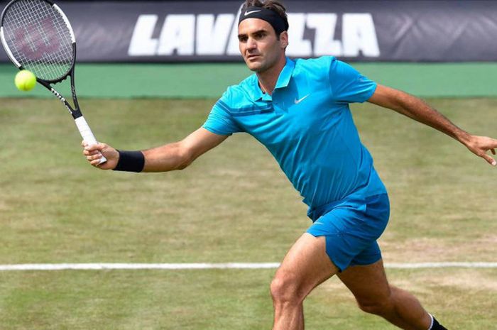 Aksi Roger Federer (Swiss) saat tampil pada perempat final turnamen Stuttgart Open 2018 yang berlangsung Jumat (15/6/2018).