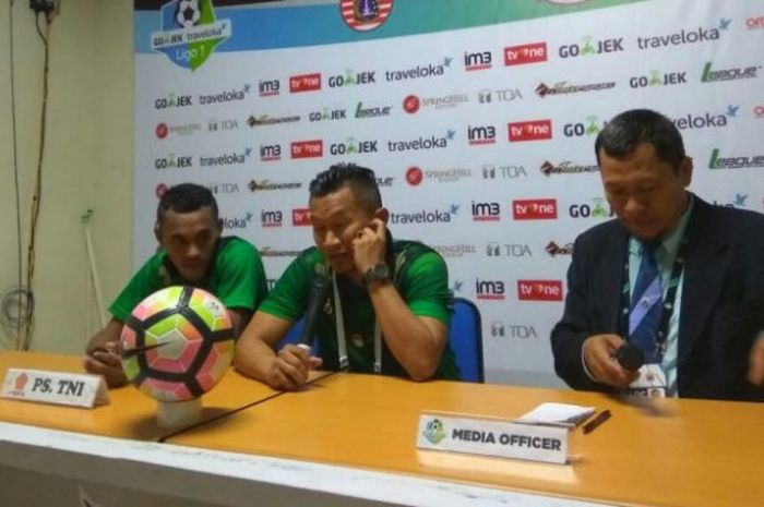 Pelatih PS TNI, Rudy Eka Priyambada (tengah) memberikan keterangan ke media seusai timnya dikalahkan Persija pada laga pekan ke-27 Liga 1 musim 2017 di Stadion Patriot, Kota Bekasi, Sabtu (30/9/2017) malam. 
