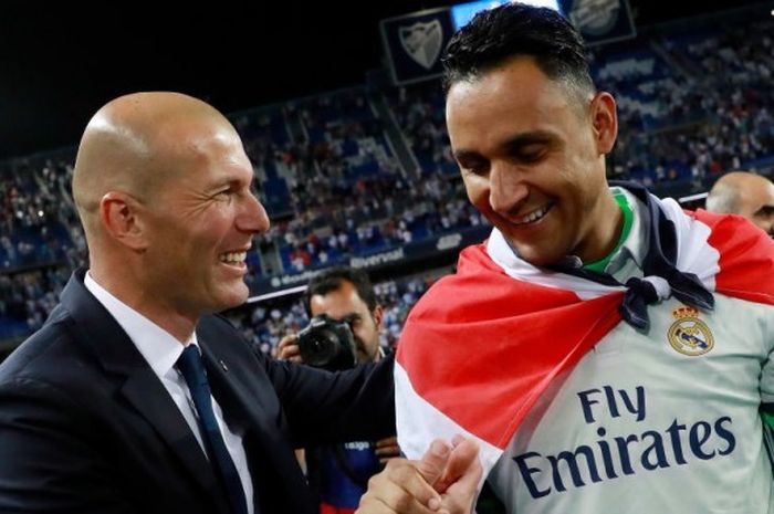 Kiper Real Madrid, Keylor Navas, melakukan selebrasi bersama pelatih Zinedine Zidane seusai pertandingan La Liga kontra Malaga di Stadion La Rosaleda, Malaga, Spanyol, pada 21 Mei 2017.