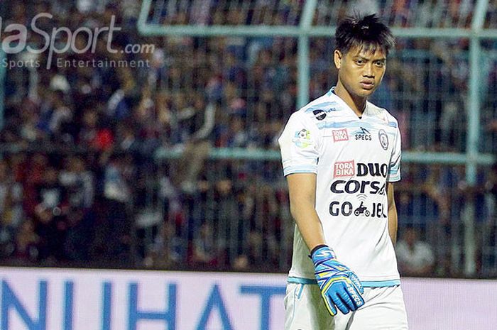 Kiper Arema FC Kurnia Meiga tampil melawan Persib Bandung dalam laga pekan ke-19 Liga 1 di Stadion Kanjuruhan Malang, Jawa Timur, Sabtu (12/08/2017) malam.