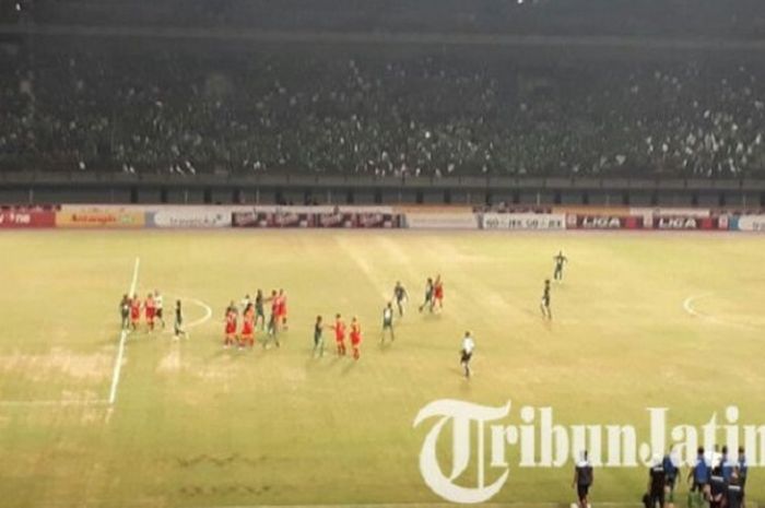Laga Persebaya Surabaya kontra Martapura FC di Stadion Gelora Bung Tomo, Surabaya, Kamis (27/7/2017). 