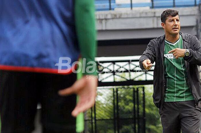    Pelatih Persebaya, Angel Alfredo Vera saat memberi instruksi pada pemain pada sesi latihan di Stadion Gelora Bung Tomo Surabaya, Selasa (13/3/2018).   