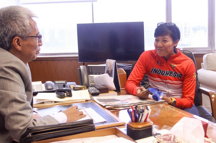 Pelari gawang putri Indonesia, Dedeh Erawati, saat mengobrol dengan Duta Besar RI di Madrid, Hermono, di Gedung KBRI Madrid, Senin (17/8).