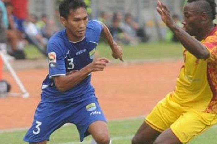 Pemain Persib Bandung Zulkifli Syukur (kiri) berusaha melewati pemain Sriwijaya FC saat pertandingan