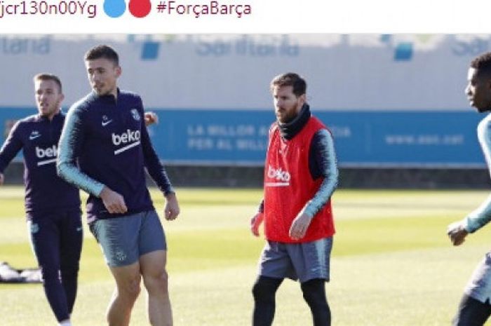 Megabintang FC Barcelona, Lionel Messi (tengah), menjalani sesi latihan.