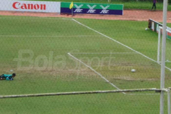 Pemain timnas U-19 Indonesia, Muhammad Rafli, mencetak gol ke gawang Myanmar pada laga perebutan peringkat ketiga Piala AFF U18 di Thuwunna Stadium, Yangon, Myanmar, Minggu (17/9/2017).