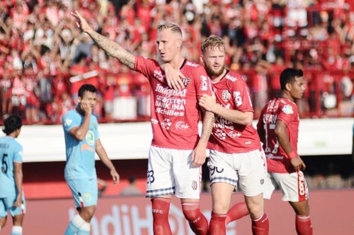   Nick van der Velden (angkat tangan) merayakan gol kedua Bali United yang dicetaknya ke gawang Persela pada laga Selasa (11/9/2018) di Stadion Kapten I Wayan Dipta  