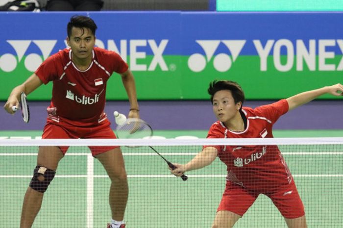 Pasangan ganda campuran Indonesia, Tontowi Ahmad/Liliyana Natsir, saat menjalani laga melawan Pranaav Jerry Chopra/Sikki Reddy (India) pada babak kesatu turnamen Prancis Terbuka di Stade Pierre de Coubertin, Paris, Selasa (24/10/2017).