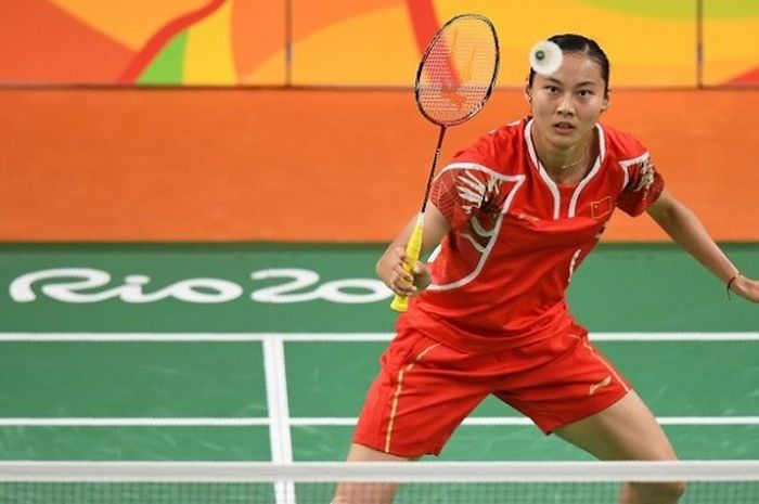 Pebulu tangkis tunggal putri China, Wang Yihan, mengembalikan kok ke arah Pusarla Venkata Sindhu (India) pada babak perempat final Olimpiade Rio 2016 di Riocentro, 16 Agustus 2016.