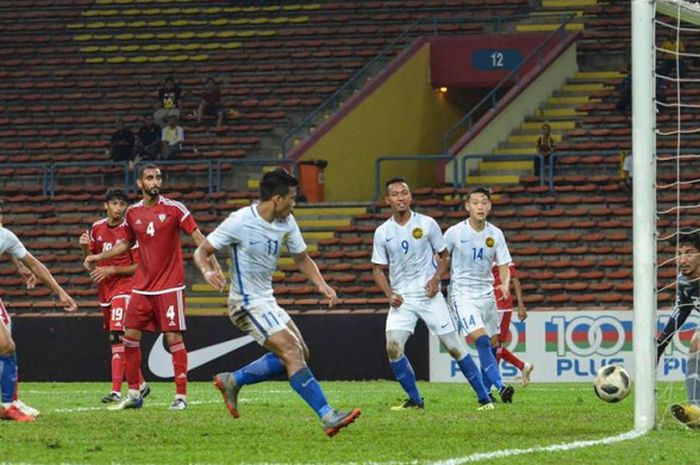 Duo penyerang timnas U-23 Malaysia, Safawi Rasid (11) dan Syafiq Ahmad (20) dalam uji coba kontra timnas U-23 Uni Emirat Arab (UEA) di Stadion Shah Alam, Selangor, 10 Agustus 2018. 