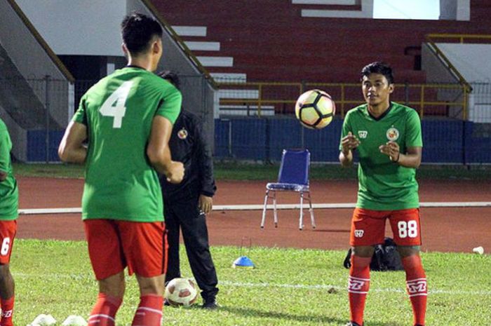Pemain Semen Padang, Irsyad Maulana (kanan), berlatih menjelang laga melawan Aceh United dalam turnamen Cawan Aceh 2018 di di Stadion Harapan Bangsa Aceh, Jumat (2/3/2018).