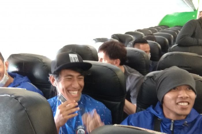  Pemain Arema FC berada di dalam pesawat yang membawa mereka dari Bandara Internasional Juanda,  Sidoarjo, ke Balikpapan, Sabtu (7/4/2018). Kini mereka bersiap-siap ke markas Madura United. 