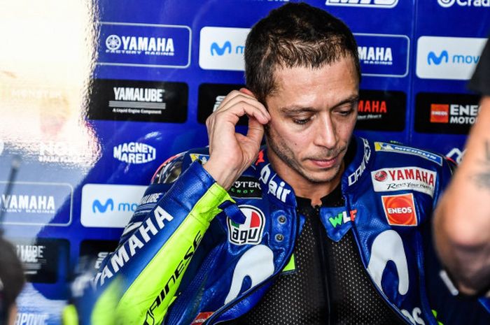       Valentino Rossi saat mendengarkan masukan dari krunya pada MotoGP Aragon di MotorLand Aragon.