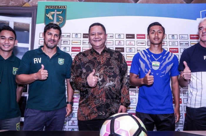 Pelatih Persebaya Surabaya Angel Alfredo Vera (kedua dari kiri) berfoto dengan Pelatih Persib Bandung Mario Gomez dalam sesi jumpa pers di Stadion Gelora Bung Tomo, Surabaya, Rabu (25/7/2018).