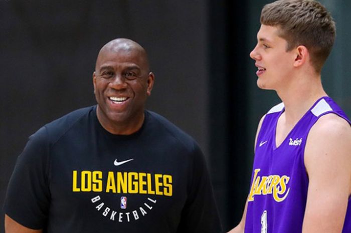 Presiden LA Lakers, Magic Johnson, saat melihat latihan perdana salah satu pemain rookie yang diambil dari NBA Draft 2018, Moritz Wagner.