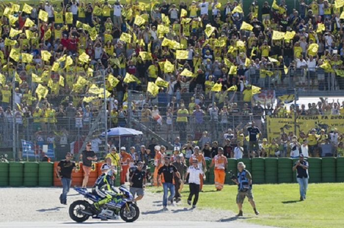 Para fans Valentino Rossi saat berkumpul di tribun Brutapela Sirkuit Misano, pada MotoGP San Marino 2015.