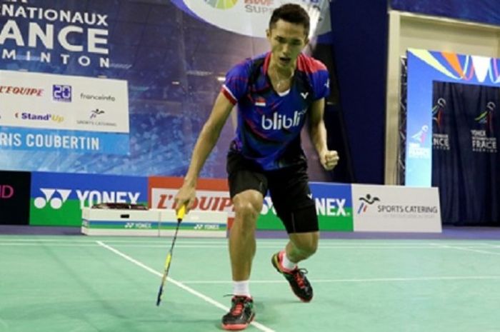 Pebulu tangkis tunggal putra Indonesia, Jonatan Christie, bereaksi saat menghadapi Xue Song (China) dengan 15-21, 21-15, 21-13, pada laga babak pertama  Prancis Terbuka yang berlangsung di Stade Pierre de Coubertin, Paris, Rabu (26/10/2016).