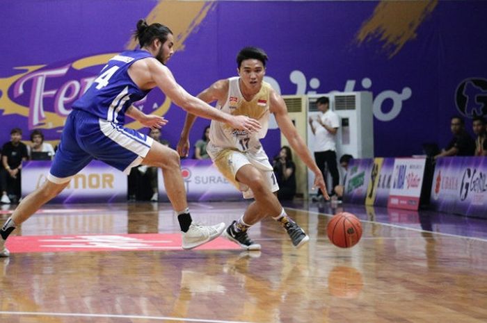 Pemain CLS Knights Indonesia, Katon Adjie Baskoro (kanan), tampil pada laga ASEAN Basketball League (ABL) 2017-2018 melawan Hong Kong Eastern, di GOR Kertajaya, Surabaya, Jawa Timur, Minggu (3/12/2017).