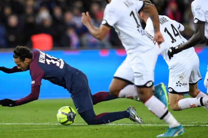 Penyerang Paris Saint-Germain, Neymar, terjatuh dalam partai Liga Prancis lawan Dijon di Parc des Princes Stadium, Paris, 17 Januari 2018.