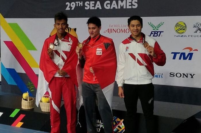 Perenang putra nasional, Triady Fauzi Sidik (kiri), Glenn Victor Sutanto, dan Joseph Schooling, berpose dengan medali yang didapat dari nomor 100 meter gaya kupu-kupu SEA Games 2017 di National Aquatic Centre, KL Sports, Bukit Jalil, Rabu (23/8/2017),