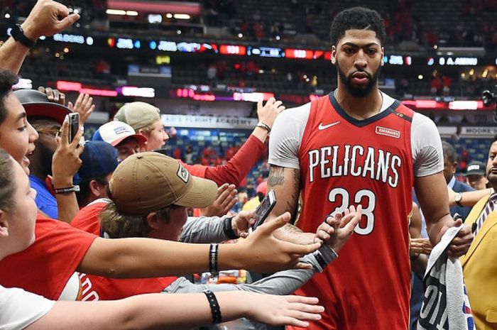 Center New Orleans Pelicans, Anthony Davis, meninggalkan lapangan setelah memenangi gim keempat baba