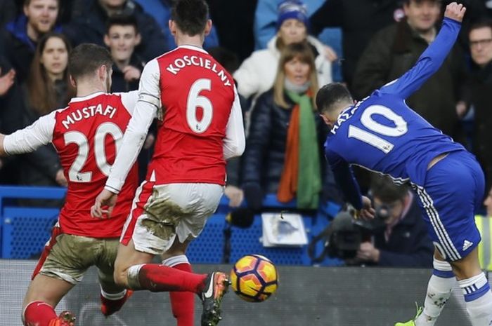 Gelandang Chelsea, Eden Hazard (kanan), beraksi di pertandingan melawan Arsenal di ajang Premier League di Stamford Bridge, London, 4 Februari 2017. 