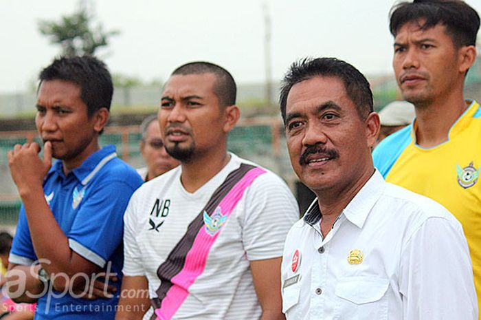 Jairrudin (kemeja putih) di antara tim pelatih Persegres turut memantau latihan skuat Kebo Giras yang akan berlaga di Liga 2 musim ini.