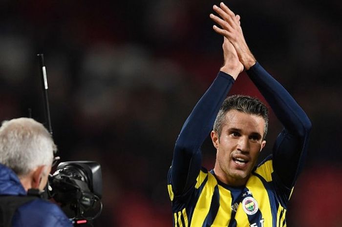 Striker Fenerbahce, Robin van Persie selesai bermain pada pertandingan Grup A Liga Europa melawan bekas klubnya, Manchester United, di Stadion Old Trafford, Manchester, 20 Oktober 2016. Fenerbahce kalah 1-4.