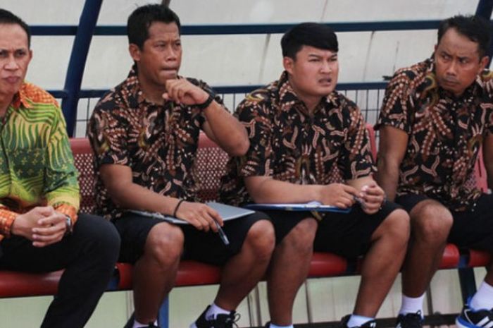 Pelatih Persis, Widyantoro (kiri) berbatik dan hal itu juga dikenakan staf kepelatihan timnya pada laga Liga 2. 