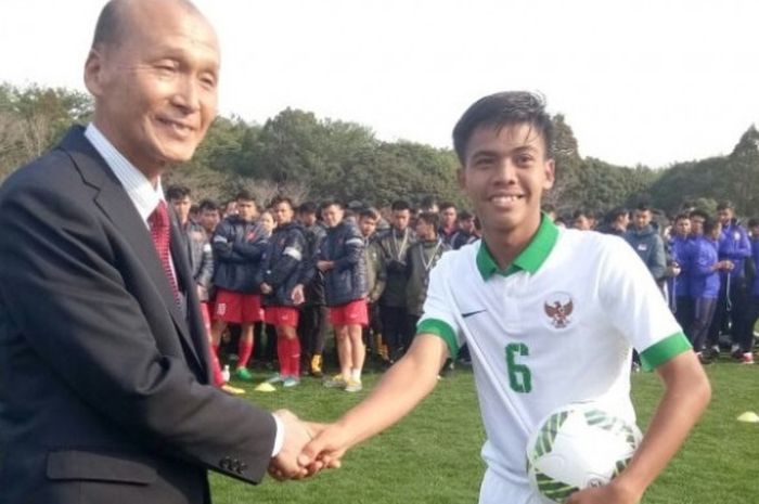   Gelandang timnas U-16 Indonesia, David Maulana saat menerima penghargaan Pemain Terbaik Turnamen Jenesys seusai timnya mengalahkan Vietnam  di Jepang pada Senin (12/3/2018) siang waktu setempat.  