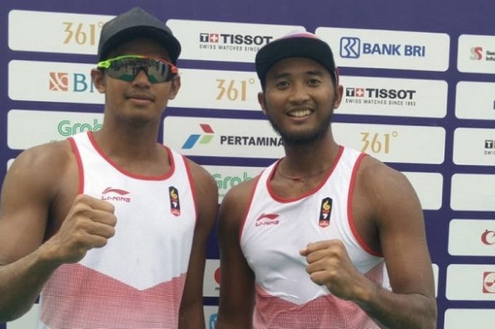 Pasangan pebola voli pantai putra Indonesia, Gilang Ramadhan/Danangsyah Yudistira Pribadi (kiri) berpose setelah memastikan tempat ke babak perempat final Asian Games 2018 di Jakabaring Sport City, Palembang, Jumat (24/8/2018).