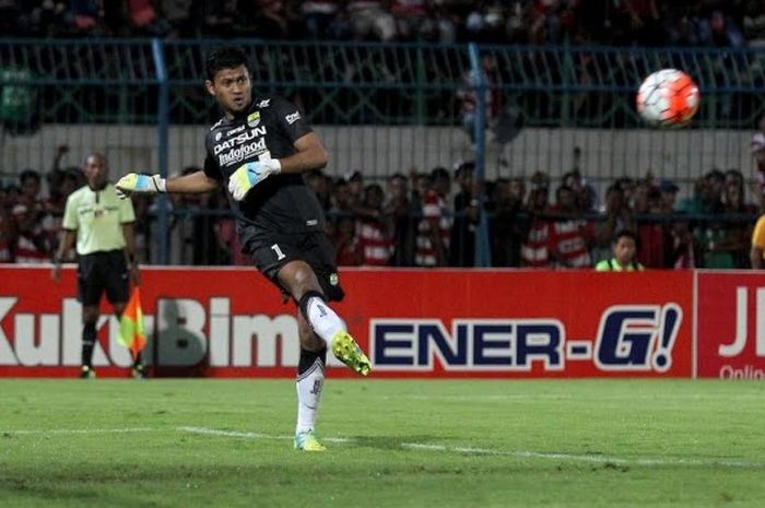 Kiper Persib Bandung, Muhammad 'Deden' Natshir berlaga saat membela timnya pada ajang TSC 2016. 