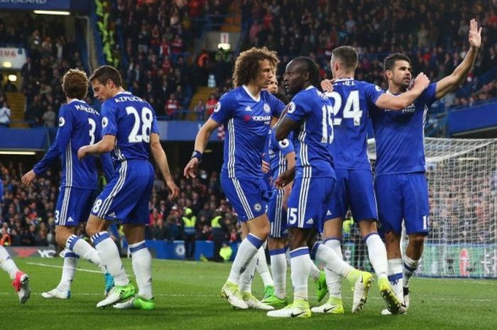 Striker Chelsea, Diego Costa (kanan), merayakan gol yang ia cetak ke gawang Middlesbrough bersama rekan-rekannya dalam pertandingan Liga Inggris 2016-2017 di Stadion Stamford Bridge, London, Inggris, pada Senin (8/5/2017).