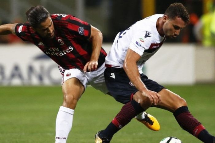 Bek AC Milan, Ricardo Rodriguez, berebut bola dengan pemain Cagliari, Arthur Ionita, saat kedua tim berhadapan pada Senin (28/8/2017) dini hari WIB.