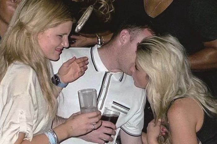 Wayne Rooney sedang berpesta dengan beberapa gadis