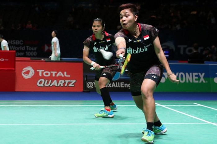 Pasangan ganda putri Indonesia, Greysia Polii/Apriyani Rahayu, mengembalikan kok ke arah Gabriela Stoeva/Stefani Stoeva (Bulgaria), pada laga yang berlangsung di Birmingham Arena, Inggris, Rabu (14/3/2018).