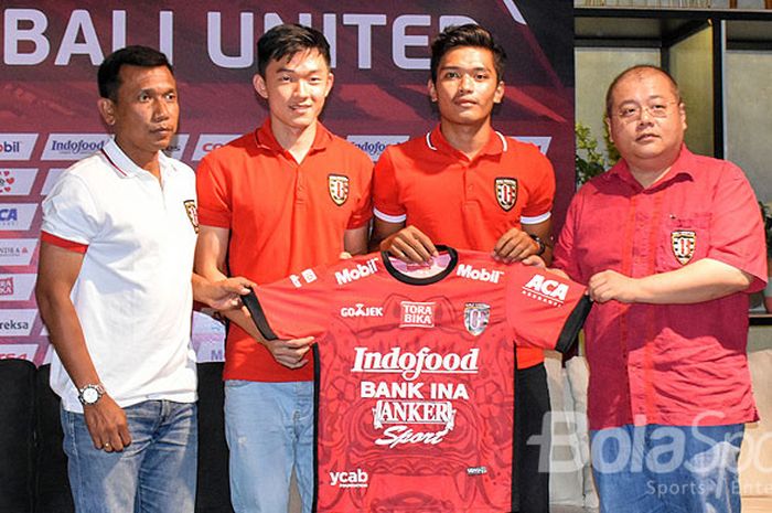 Pelatih Bali United, Widodo Cahyono Putra (kiri), berfoto bersama dua pemain baru Sutanto Tan dan Agung didampingi CEO Bali United, Yabes Tanuri, dalam acara jumpa pers di Denpasar, Bali, Kamis (14/12/2017).