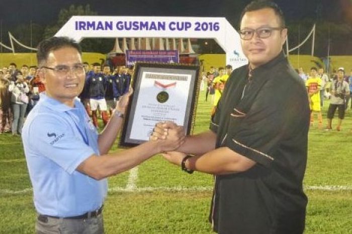 PADANG, KOMPAS.com - Museum Rekor Dunia Indonesia (MURI) mencatat Irman Gusman Cup sebagai pemegang rekor turnamen sepak bola terbesar antar-kecamatan terbesar di Indonesia.