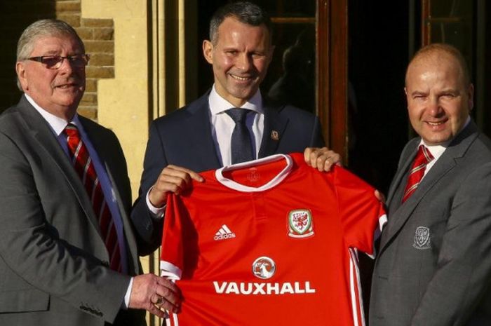 Ryan Giggs (tengah) diresmikan sebagai pelatih timnas Wales di Hensol Castle Hotel, 15 Januari 2018.