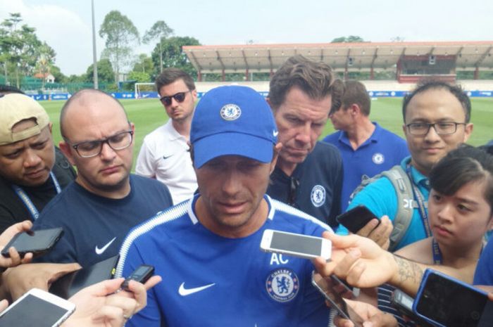 Pelatih Chelsea, Antonio Conte, dalam sesi tanya jawab dengan media di Singapore American School, 28 Juli 2017.