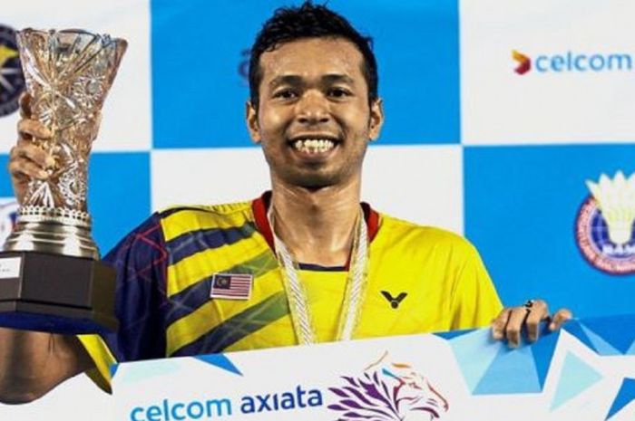 Pebulu tangkis tunggal putra Malaysia, Iskandar Zulkarnain Zainuddin, berpose dengan trofi yang diraihnya sebagai kampiun pada Kejuaraan Nasional Malaysia 2018 di Juara Stadium, Bukit Kiara, Malaysia, Sabtu (3/3/2018).