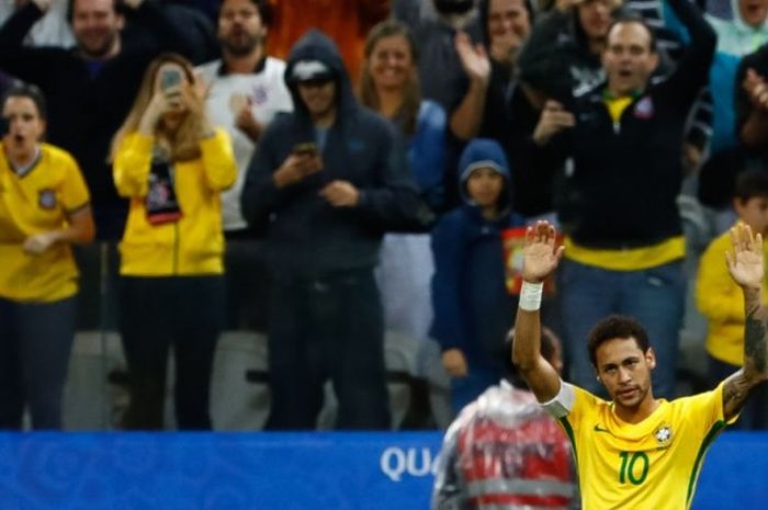 Penyerang Brasil, Neymar, merayakan gol yang dia cetak ke gawang Paraguay dalam laga Kualifikasi Piala Dunia 2018 zona Amerika Selatan di Stadion Arena Corinthians, Sao Paulo, Brasil, pada 28 Maret 2017.