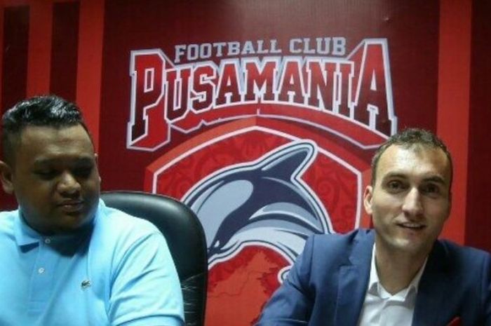 Vladimir Krunic (kiri) melakukan penandatanganan kontrak dengan Pusamania Borneo FC (PBFC), Senin (3/4/2017).