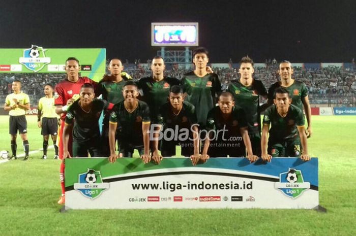 Skuat PS Tira berfoto sebelum melakoni laga kontra tuan rumah Persela Lamongan di Stadion Surajaya, Lamongan, Senin (28/5/2018).