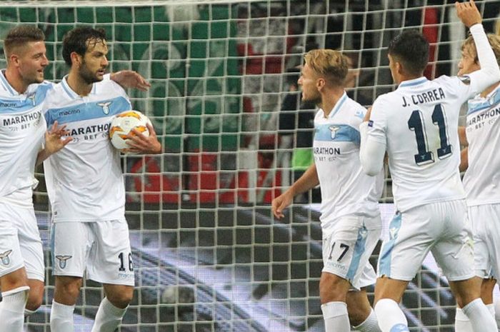 Para pemain Lazio merayakan gol Marco Parolo (dua dari kiri) ke gawang Eintracht Frankfurt dalam partai Liga Europa di Frankfurt am Main, 4 Oktober 2018.