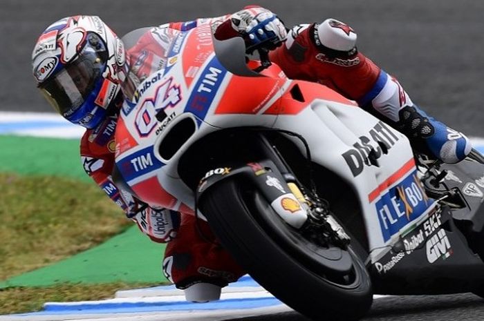 Pebalap Ducati asal Italia, Andrea Dovizioso, memacu motor pada sesi latihan bebas kedua GP Spanyol di Sirkuit Jerez, Jumat (5/5/2017).