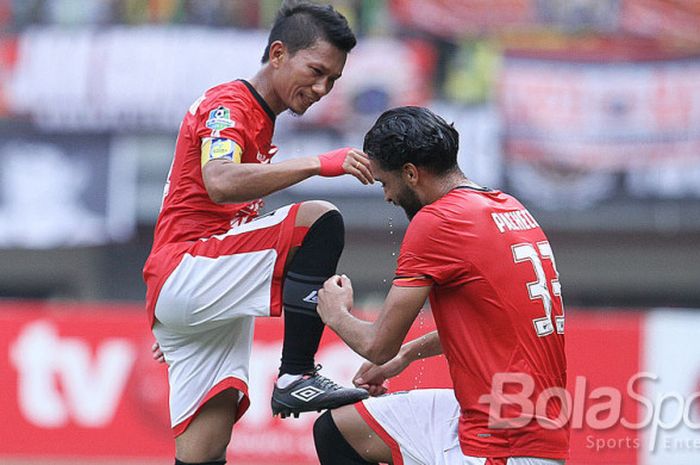 Selebrasi membersihkan sepatu dua pemain Persija, Ryuji Utomo dan Willian Pacheco.