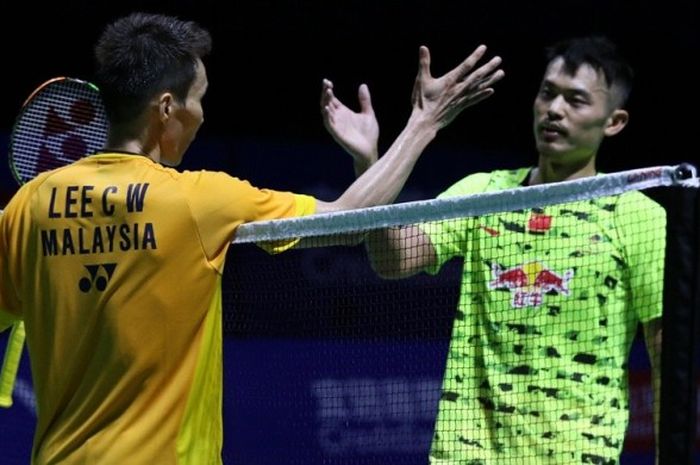 Pebulu tangkis China, Lin Dan (kanan), bersalaman dengan pemain Malaysia, Lee Chong Wei, setelah menyelesaikan laga semifinal China Terbuka di Fuzhou, Sabtu (14/11/2015).