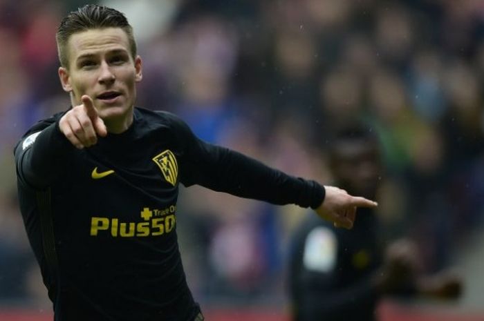 Striker Atletico Madrid, Kevin Gameiro, melakukan selebrasi setelah mencetak gol ke gawang Sporting Gijon dalam laga di Estadio Municipal El Molinon, Sabtu (18/2/2017)