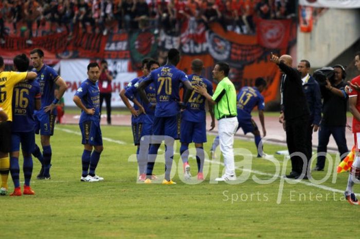  Para pemain Persija dan Persib berdiri di pinggir lapangan pada laga Liga 1 di Stadion Manahan, So